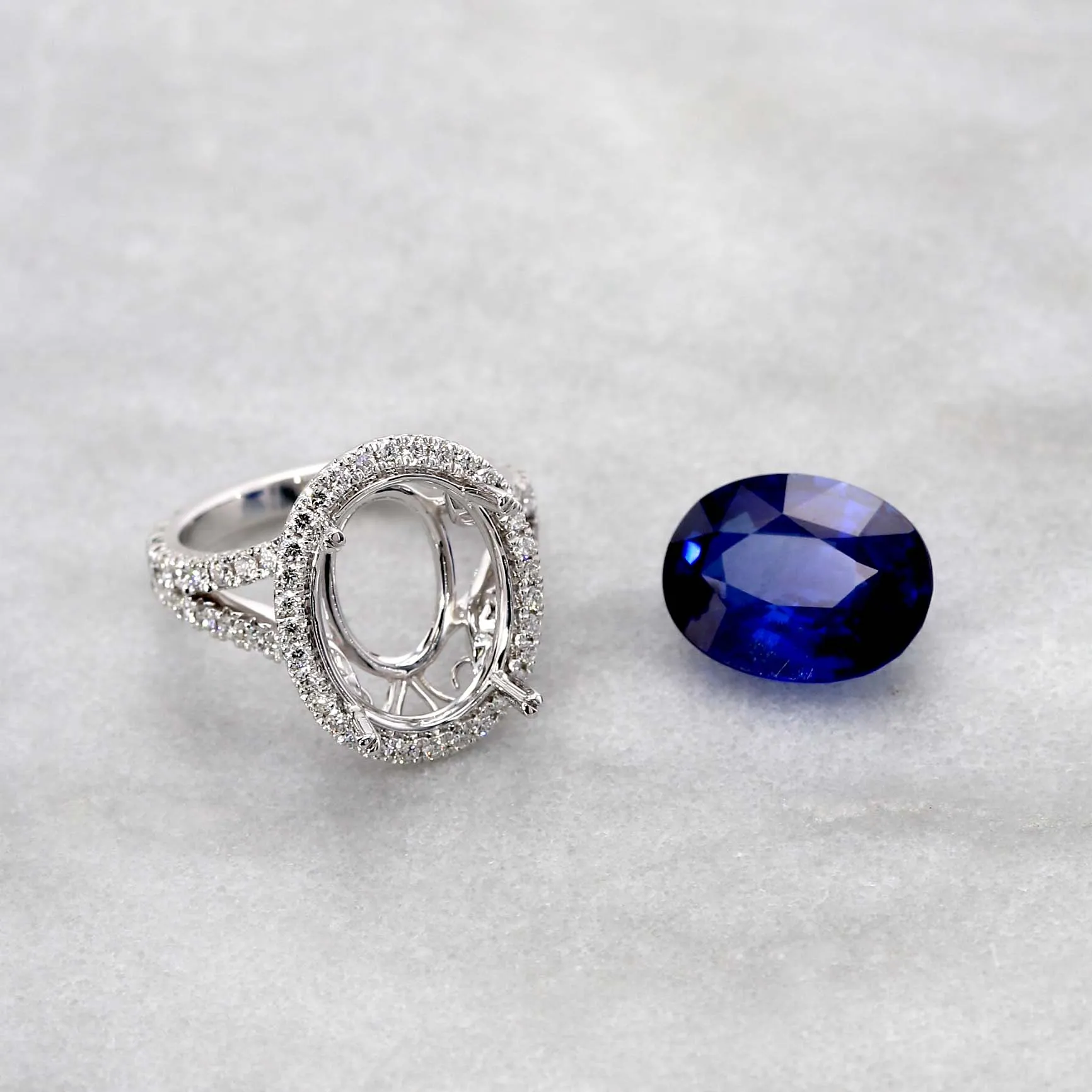 11.07tw Sapphire and Diamonds Halo Ring Image 3 La Mine d'Or Moncton, NB