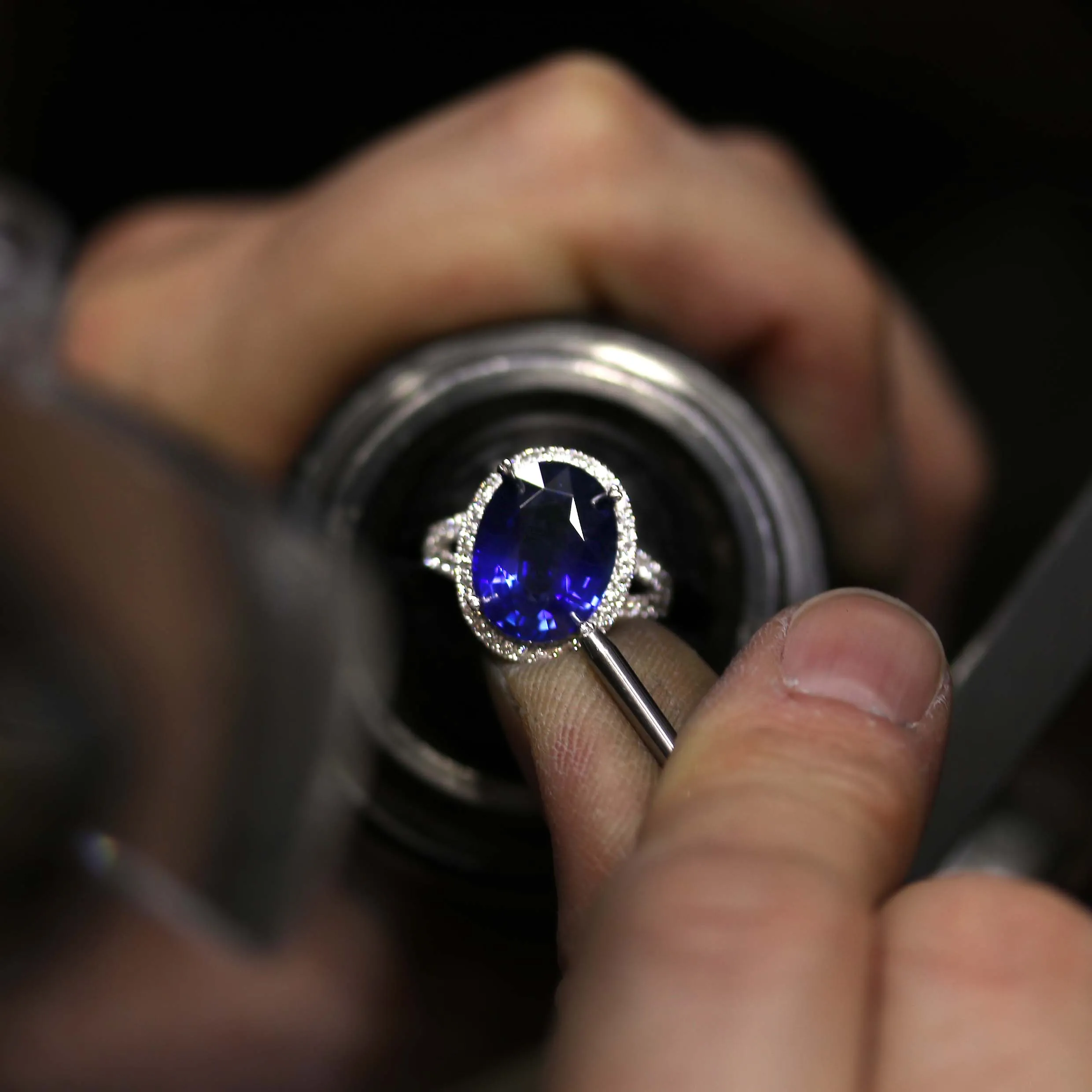 11.07tw Sapphire and Diamonds Halo Ring Image 4 La Mine d'Or Moncton, NB