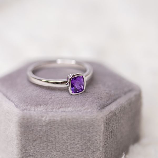 Pinkish Purple Sapphire Solitaire Ring Image 3 La Mine d’Or Moncton, NB