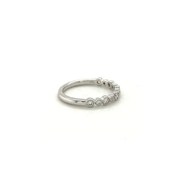 14Kt White Gold Round Bezel Alternating Size Band Image 2 Lennon's W.B. Wilcox Jewelers New Hartford, NY