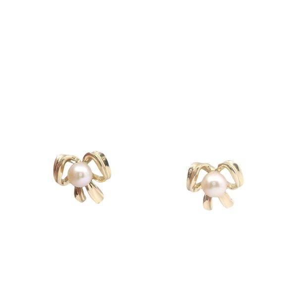 14KYG BOW EARRING WITH 4MM FWP IN THE CENTER. Lennon's W.B. Wilcox Jewelers New Hartford, NY