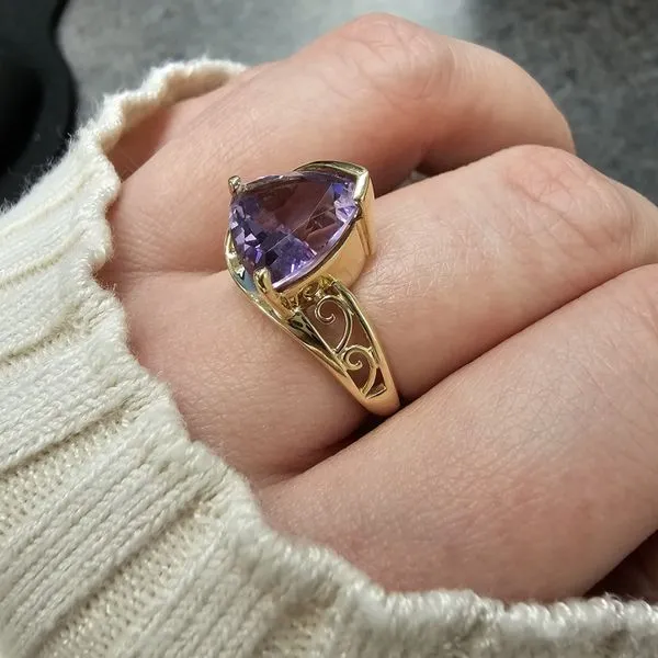 Estate Yellow Gold Purple Stone Ring Image 3 Mark Jewellers La Crosse, WI