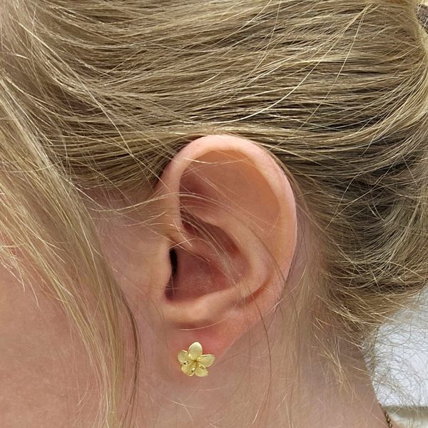 Estate Yellow Gold Flower Stud Earrings Image 2 Mark Jewellers La Crosse, WI