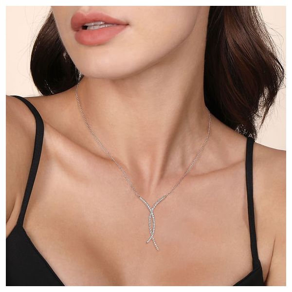 14K White Gold Graduating Diamond Pendant Necklace Image 2 Mees Jewelry Chillicothe, OH