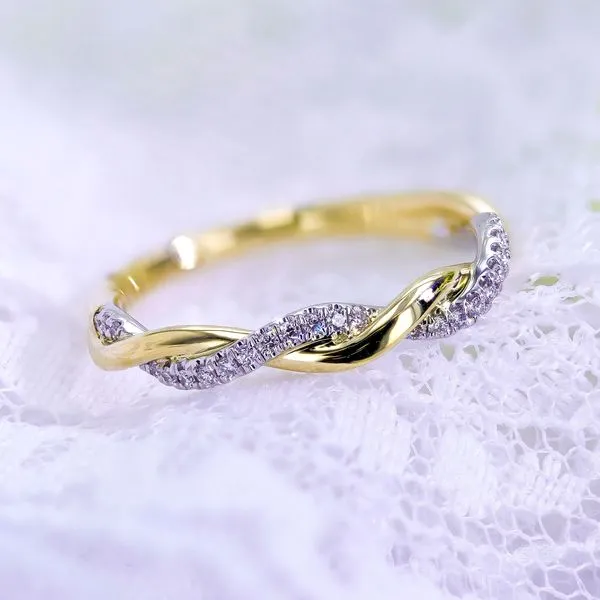 Modern Spiral Wedding Band Image 2 Miner's Den Jewelers Royal Oak, MI