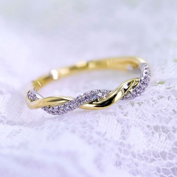 Modern Spiral Wedding Band Image 2 Miner's Den Jewelers Royal Oak, MI