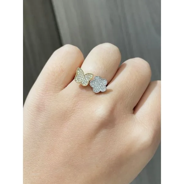 Two-Tone FlutterBloom Diamond Ring – 0.27ct Mollys Jewelers Brooklyn, NY