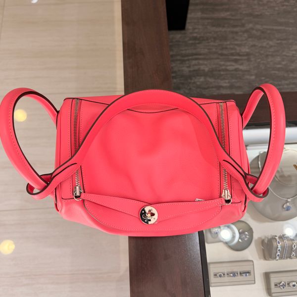 Pre-Owned Hermès Lindy 30 Clemence Leather Handbag in Rose Azalée with Palladium Hardware – Circa 2012 Image 5 Perry's Diamonds & Estate Jewelry Charlotte, NC