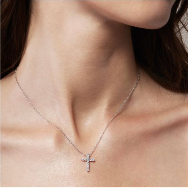 Hearts On Fire Signature Diamond Cross Pendant- Large Image 2 Peter & Co. Jewelers Avon Lake, OH