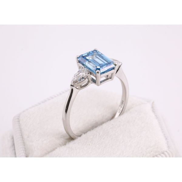 14K White Gold Three-Stone Engagement Ring Image 2 Puckett's Fine Jewelry Benton, KY