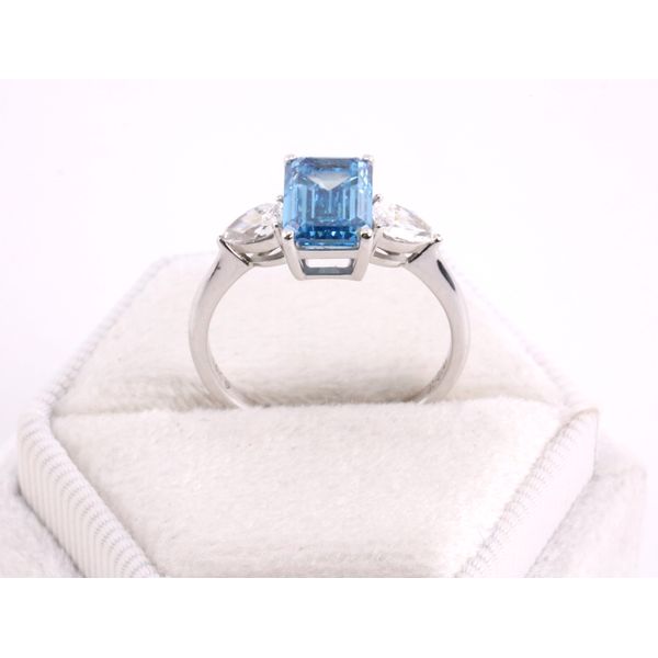 14K White Gold Three-Stone Engagement Ring Image 3 Puckett's Fine Jewelry Benton, KY