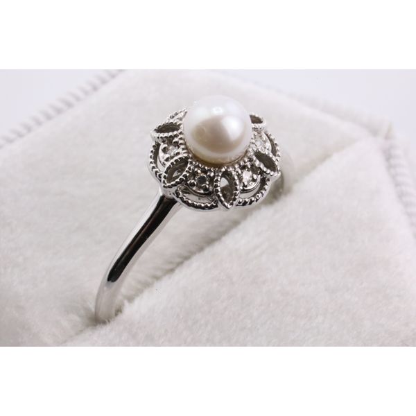 14K White Gold Diamond Halo Ring With Pearl Center Image 2 Puckett's Fine Jewelry Benton, KY