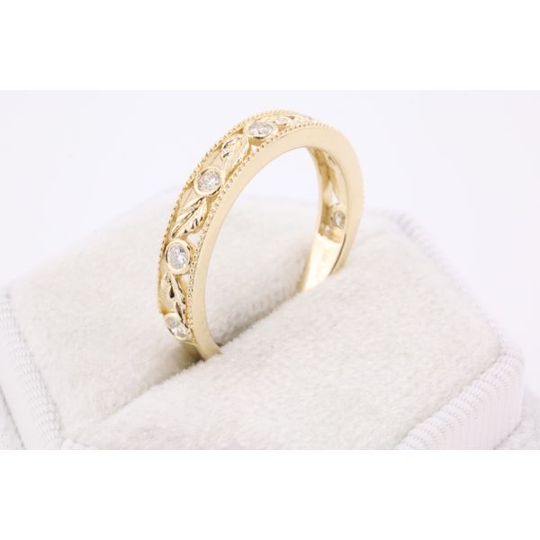 14K Yellow Gold Diamond Band with Leaf Inlay Image 2 Puckett's Fine Jewelry Benton, KY