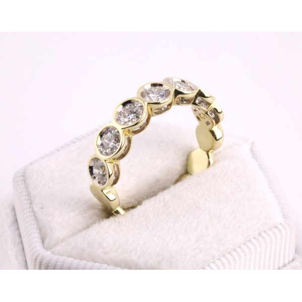 14K Yellow Gold 7-Stone Diamond Band Image 2 Puckett's Fine Jewelry Benton, KY