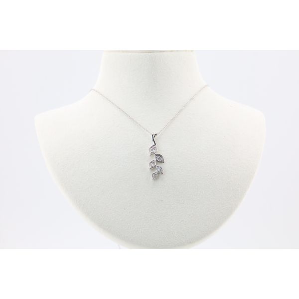 14K White Gold Natural Diamond Leaf Pendant – 0.25ctw Puckett's Fine Jewelry Benton, KY