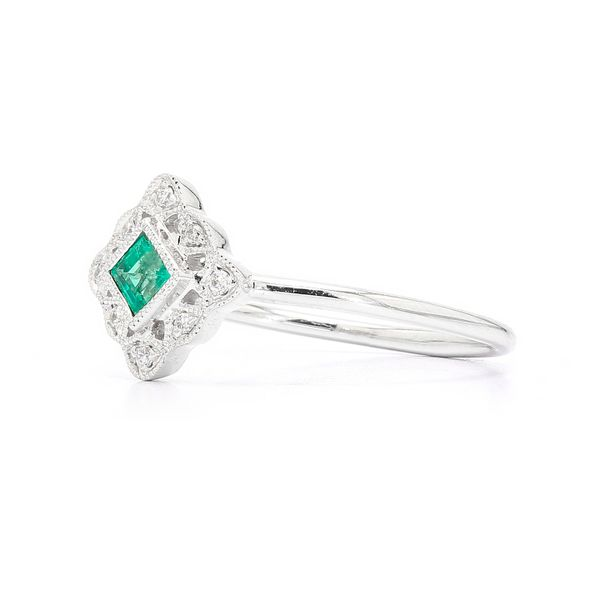 14K White Gold Kite Set Emerald and Diamond Filigree Ring Image 2 Raleigh Diamond Fine Jewelry Raleigh, NC