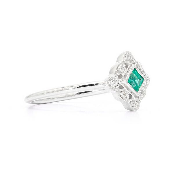 14K White Gold Kite Set Emerald and Diamond Filigree Ring Image 3 Raleigh Diamond Fine Jewelry Raleigh, NC