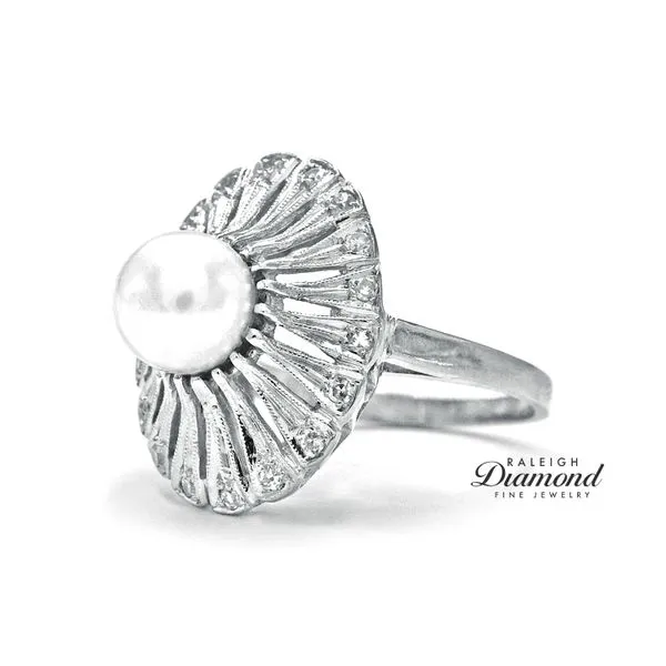 Estate 14K White Gold Pearl Ring with 0.25ctw Diamonds Size 5.75 Image 2 Raleigh Diamond Fine Jewelry Raleigh, NC