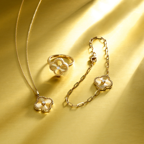 Diamond Clover Pendant in 10 Karat Yellow Gold Image 2 Robert Irwin Jewelers Memphis, TN