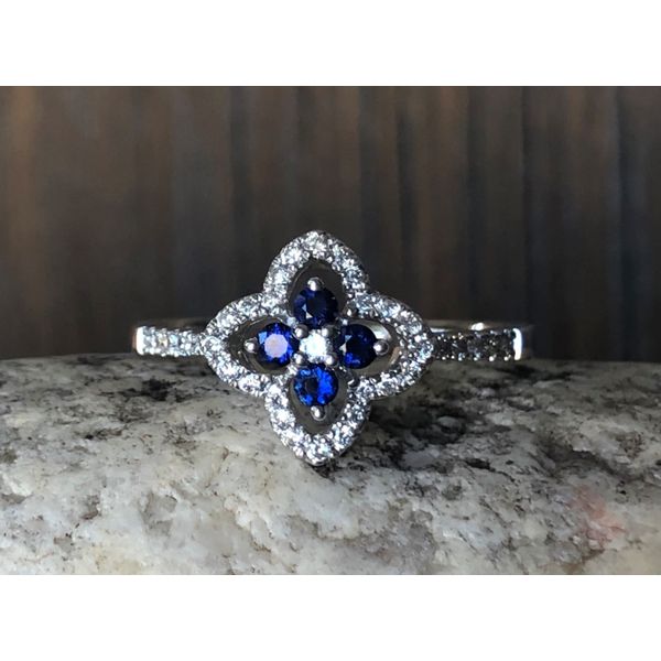 Sapphire Clover Ring Image 3 Sam Dial Jewelers Pullman, WA