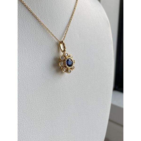 YELLOW GOLD NATURAL SAPPHIRE AND DIAMOND DAISY PENDANT Image 2 Sam Dial Jewelers Pullman, WA