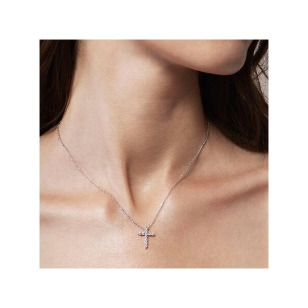 Hearts On Fire Signature Cross Pendant, Rose Gold Large Image 2 Saxons Fine Jewelers Bend, OR