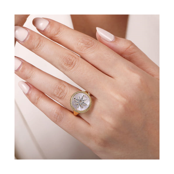 Gabriel & Co. 14K Yellow Gold Starburst Signet Ring Image 5 Toner Jewelers Overland Park, KS