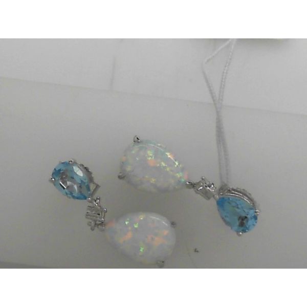 Earrings Tovon & Co. Jewelers Dallas, PA