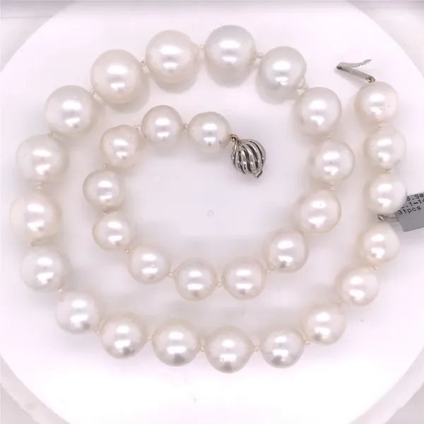 Pearl Necklace in 14 Karat White Gold