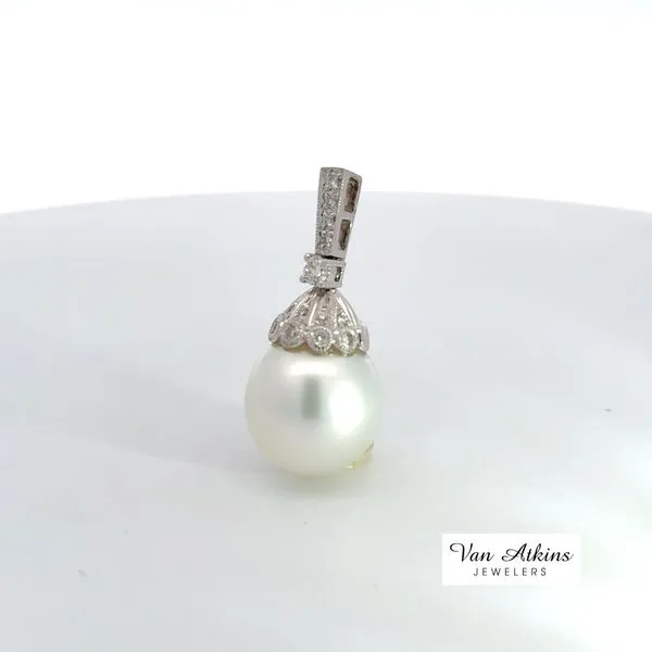 13.22 Carat Pearl Pendant Image 2 Van Atkins Jewelers New Albany, MS