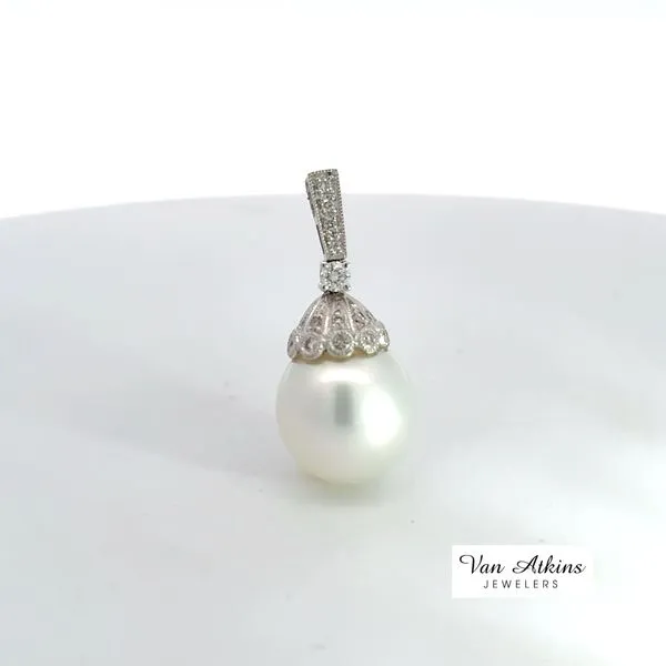 13.22 Carat Pearl Pendant Image 3 Van Atkins Jewelers New Albany, MS