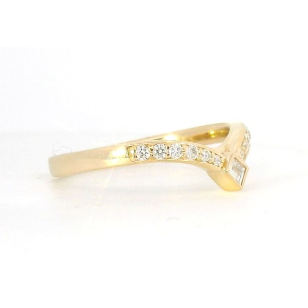 14K White Gold Chevron Diamond Wedding Band – Round & Princess Image 2 Venus Jewelers Somerset, NJ