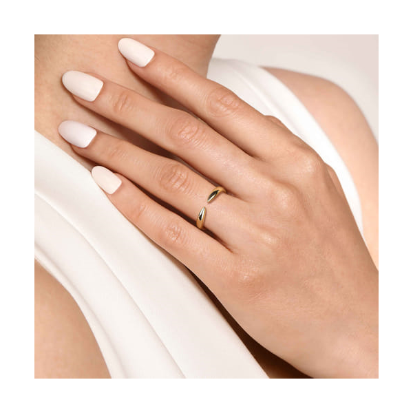 14K Yellow Gold Contemporary Wedding Band Image 2 Venus Jewelers Somerset, NJ