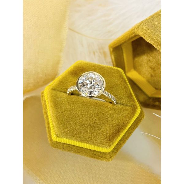 2.02ct Round Brilliant Cut Lab Grown Diamond Ring Image 2 Victoria Jewellers REGINA, SK
