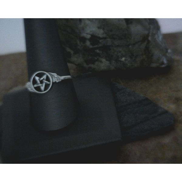 Sterling Pentacle in Circle with Leaf Detail Ring Size 6 Vulcan's Forge LLC Kansas City, MO