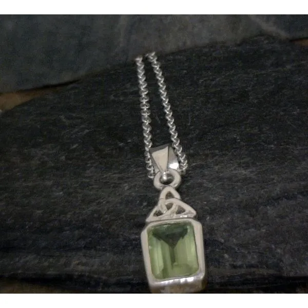 Small Rectangular Peridott with Celtic Accent on 16