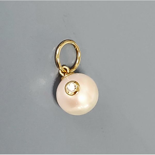 Pendant/Charm10mm Pearl w/Diamond Set in Center Wallach Jewelry Designs Larchmont, NY
