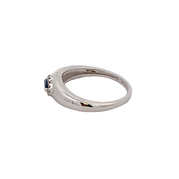 SAPPHIRE AND DIAMOND RING