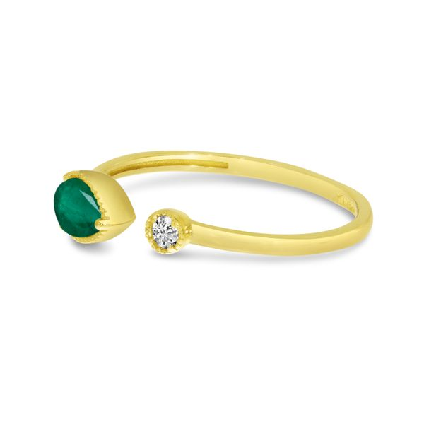 Graceful Green Emerald Gold Finger Ring