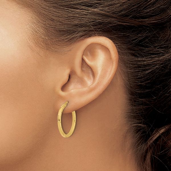 Leslie's 14K Polished and Grooved Round Hoop Earrings Image 3 Trenton Jewelers Ltd. Trenton, MI