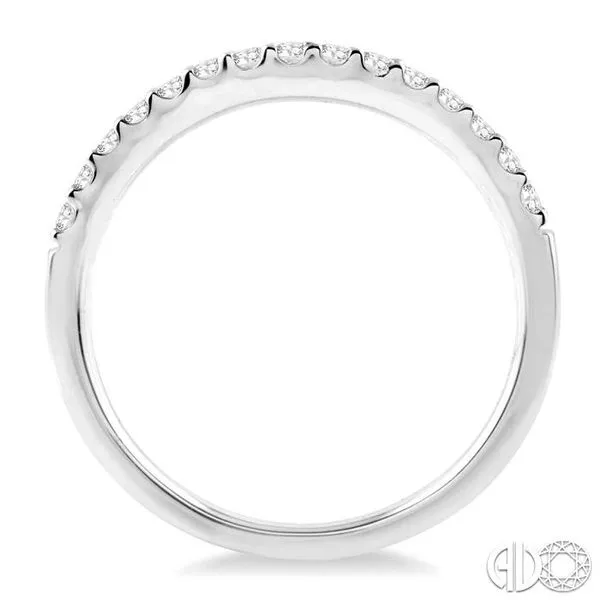 1/4 Ctw Round Cut Diamond Wedding Band in Platinum