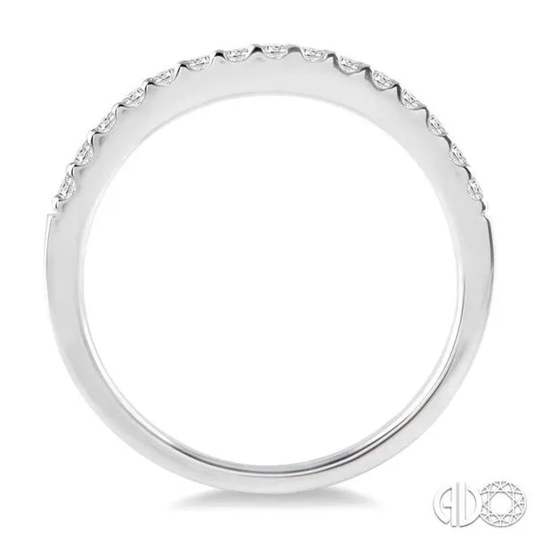 1/4 Ctw Round Cut Diamond Wedding Band in Platinum