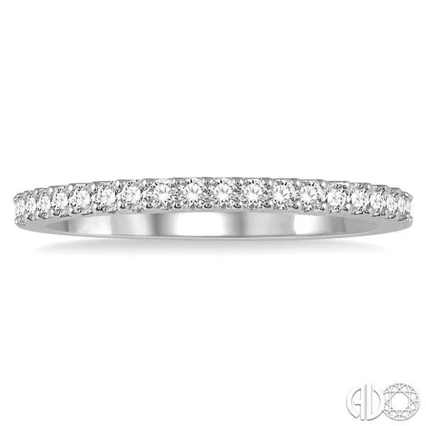 1/4 Ctw Round Cut Diamond Wedding Band in 14K White Gold