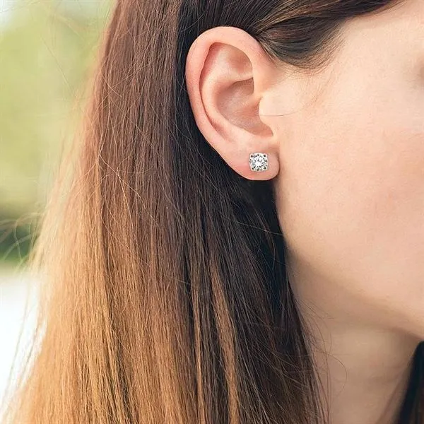 1/2 Ctw Round Cut Diamond Stud Earrings in 14K White Gold