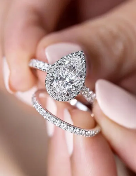 Pear shaped diamond engagement ring with wedding band