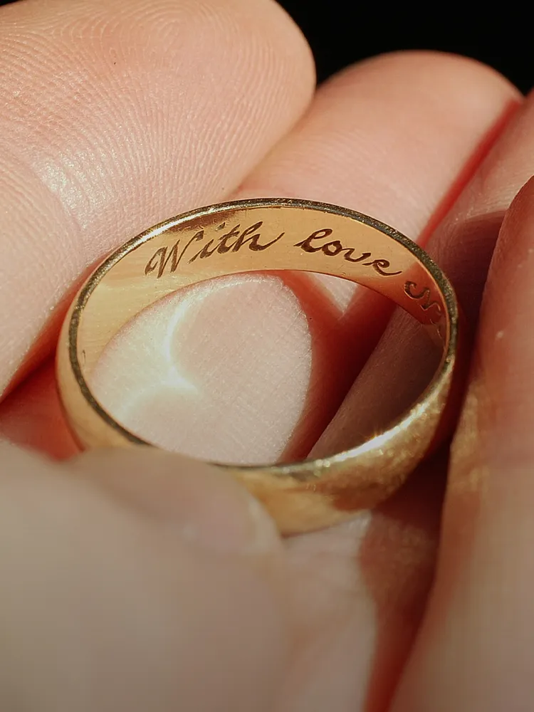 Gold ring with 
