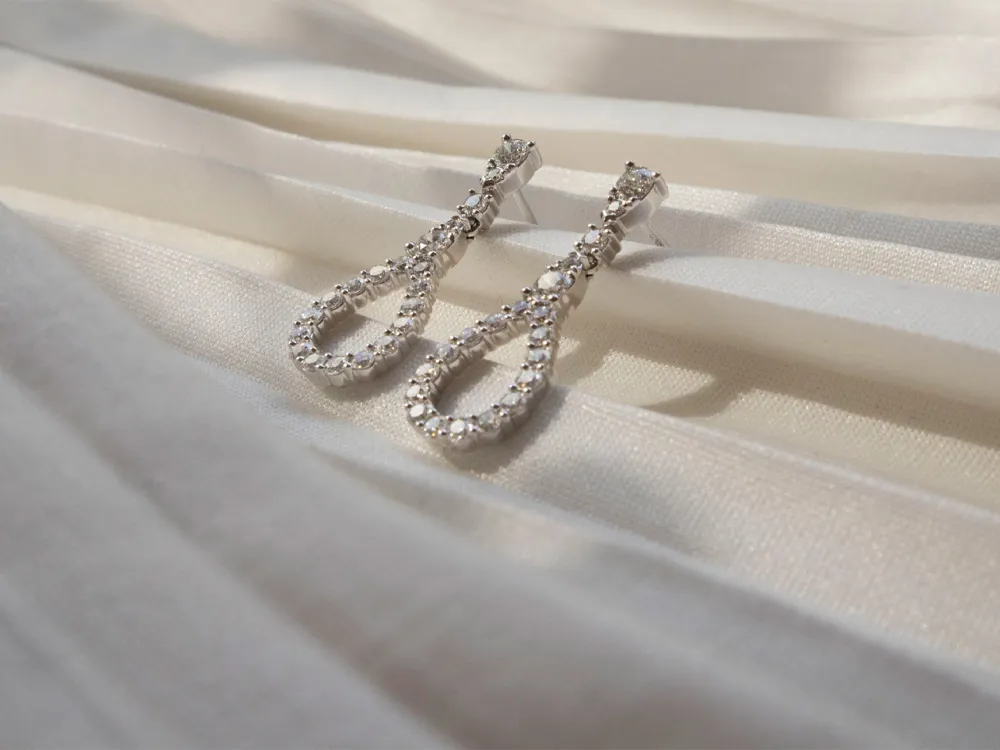CUSTOM DESIGNED DIAMOND JEWELRY Lorem ipsum dolor sit amet, consectetur eiusmod tempor incididunt ut labore et. Ut enim ad minim