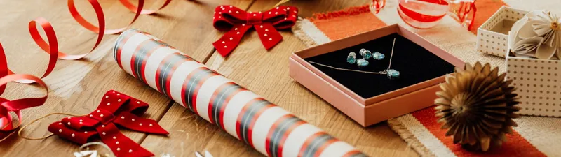 Read article: A Guide on How to Choose the Perfect Holiday Jewelry Gift