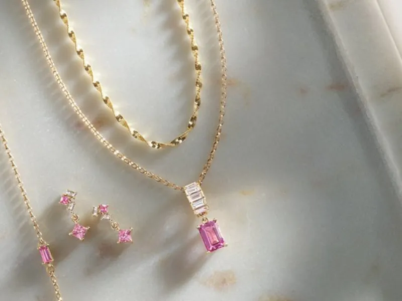 Settings  The perfect stage for your stone, settings protect your treasure while showcasing its beauty from every angle. Choose a design that’s uniquely yours—personalize with multiple gems or let a single stone shine. We offer settings for necklaces, earrings, and more to bring your vision to life. David Douglas Diamonds & Jewelry Marietta, GA