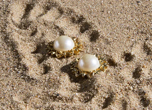 Read Article: Travel Jewelry Trends and Tips: What the 2025 Jewelers Mutual Study Reveals